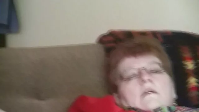 Un jeune bébé enceinte se masturbe la chatte devant une video x orgie webcam