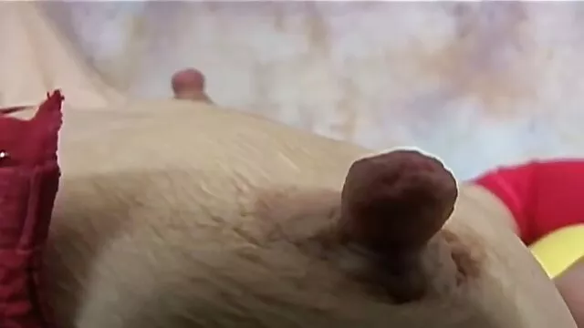 Deux voyous ont fait irruption dans la video et film porno gratuit maison d'une maman sexy et l'ont baisée
