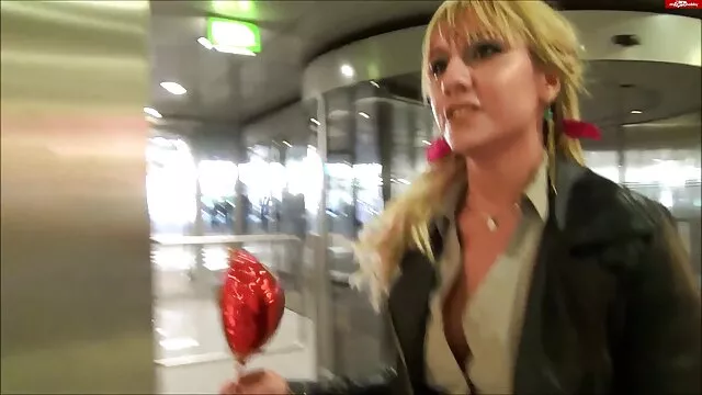 La film porno en vidéo gratuit blonde Rita Rush en belle lingerie baise en anal avec une mature