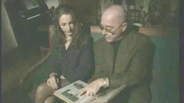 Une grande lesbienne sexy vidéo x pornographique baise un petit artiste