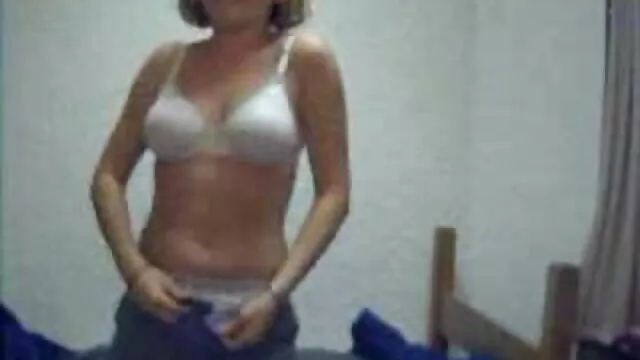 Après une pipe, elle a grimpé sur le pénis du mec avec son trou anal et a commencé je veux le vidéo x à bouger