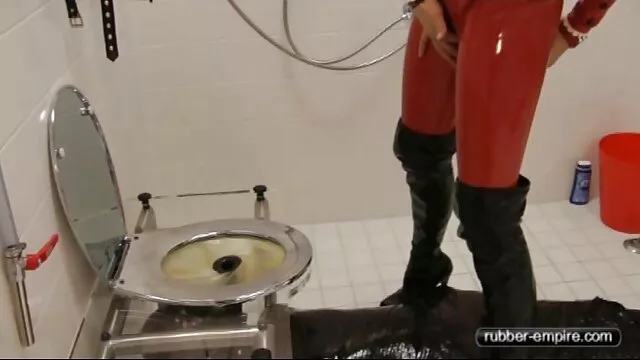 Superbe blonde travaille avec ses mains et sa bouche viol vidéo x
