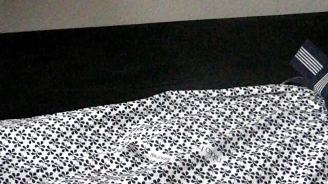 Le mec films porno en video a écarté la mignonne sur le pouf et léché sa douce chatte