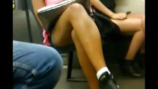 La chienne a inséré tout le pinceau dans son anal vidéo x espagnol