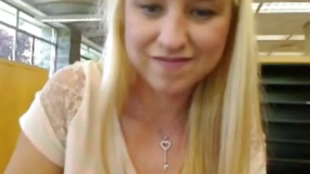 Plantureuse Courtney Kane video extrait porno gratuit suce une bite et baise un plombier