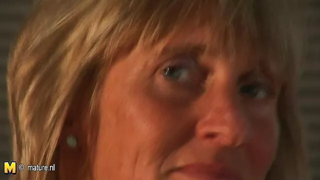 Le mec baise durement son voisin video de film x aux gros seins et filme tout devant la caméra