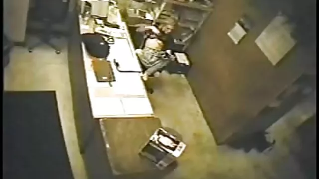 Deux bites sont entrées dans la extrait de film porno chienne peinte