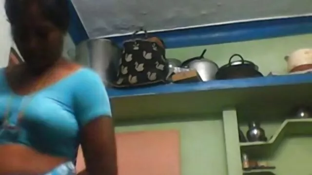 Shemale se baise avec un vibromasseur et branle sa bite je veux la vidéo x