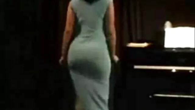 Le mec aide la belle-mère aux gros seins à sortir de la douche clara morgan vidéo x et la baise sur le lit