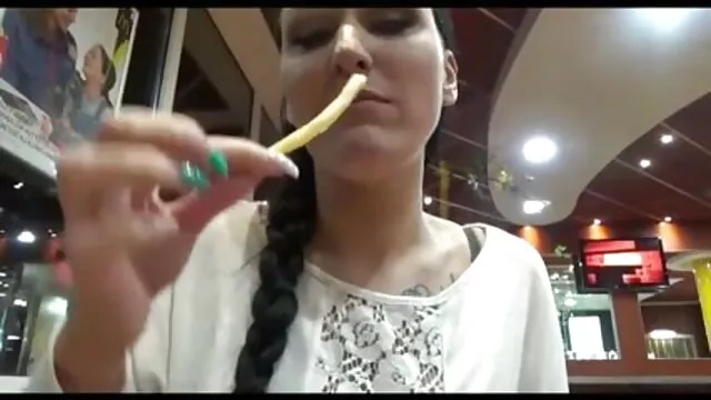 Le nègre video porno gratuit fr a baisé une belle transsexuelle aux gros seins