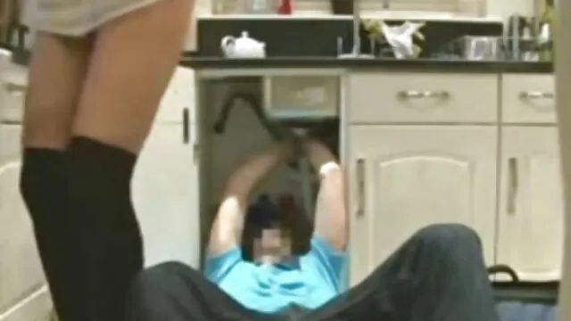 La nana se baise dans la salle de bain et attend sa copine extrait gratuit de film x