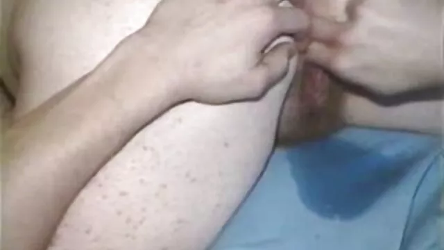 Jeunes poussins en culotte blanche se videos x gratuites françaises caressent sur le lit