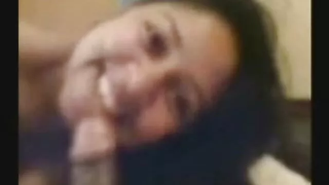 Une brune sur le canapé en bas baise avec un video x gratuite hard mec