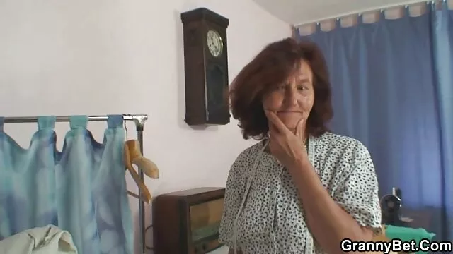 La chienne saute sur la bite, la deuxième suce et la troisième se branle xxx tukif gratuit et se défonce