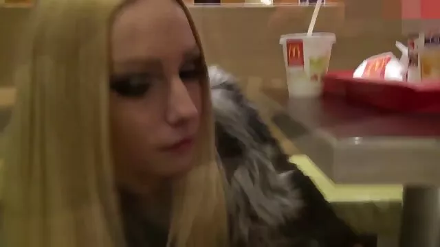 Une jeune nana a inséré sa langue video streaming x français dans la chatte d'une chienne
