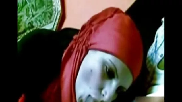 La nana dort, le video gratuite porno amateur mec bouge le string, caresse la chatte et branle sa bite