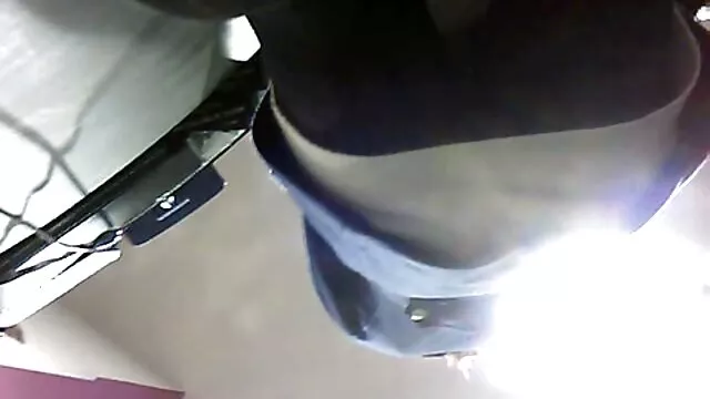 Le mec a attaché sa femme à une chaise, a appelé son ami et une salope anale, a écarté les fesses de cette pute et a vidéo film xxx commencé à lui souffler le cul, l'excitant, puis a inséré son gros pénis et l'a baisée, et sa femme a supplié de la baiser aussi