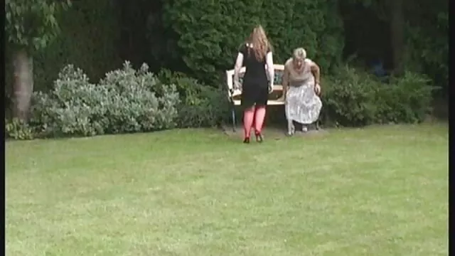 Une jeune nana suce regarder video x à porncasting