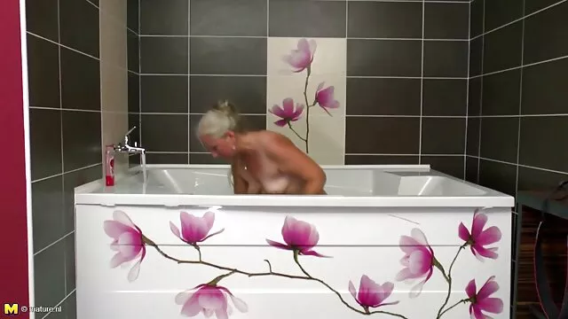 Une jeune brune montre une chatte à video porno gratuit telechargeable un mec et baise avec lui