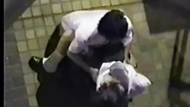 Une salope lubrique a léché le cul de son amie vidéo x couple et organisé un trio de sexe oral