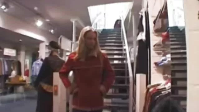 La chienne aux gros seins, qui a une pelouse glamour taillée sur sa chatte, suce la bite du mec avec ses lèvres coquines, puis vous laisse complètement coller cet outil vidéo lesbienne x excité dans sa chatte bien soignée