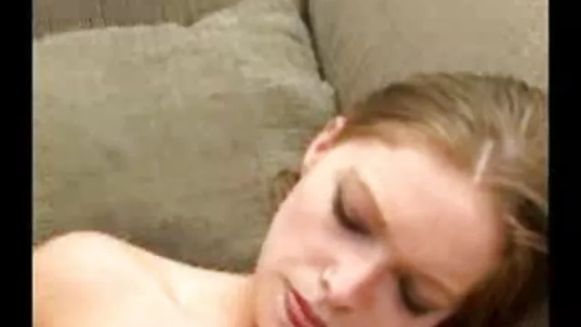 Une jeune blonde perdue aux cartes contre un mec mature et baise video porno gratuit viol avec lui
