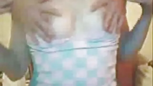 Chienne avec un tatouage sur son butin casting x vidéo montre son corps magnifique