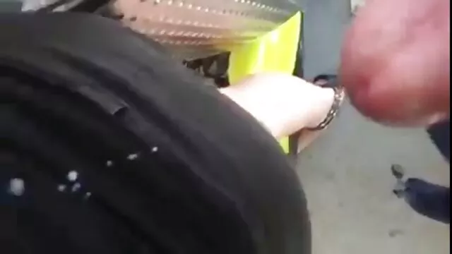 Trois salopes aux gros seins baisent le Père Noël et son petit elfe. Les chiennes léchaient leurs bites et x pornou exigeaient de les baiser dans toutes les fissures