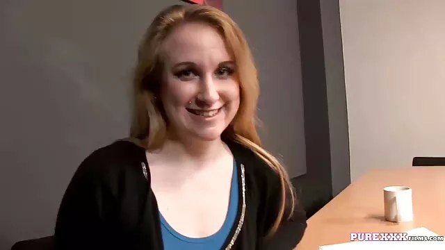Le mâle regarde du porno video x porno star et se masturbe