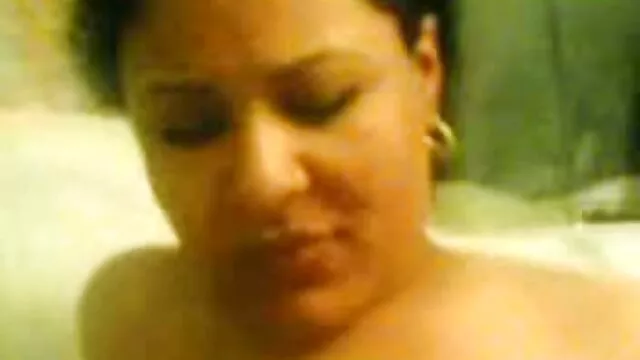 Ses mains délicates caressaient en caressant son monticule préféré, qui les films porno vidéos était caché dans sa culotte, elle devrait mûrir un peu, mais pendant que la longue langue lèche la chatte hirsute