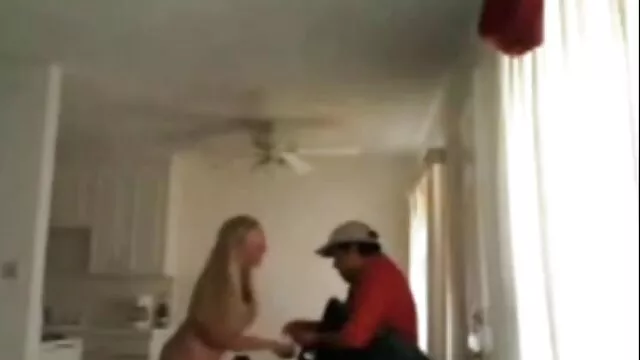 Plantureuse salope a xx video pornographique sellé un jeune instructeur dans un fauteuil à bascule