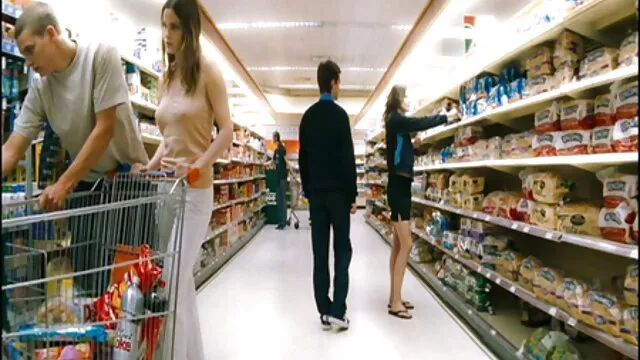Les filles sont devenues folles, car elles sont poussées par un tel sadisme. L'un d'eux baise l'autre avec un courant et un énorme phallus, torturant cruellement son vidéo x vierge amie entre les deux
