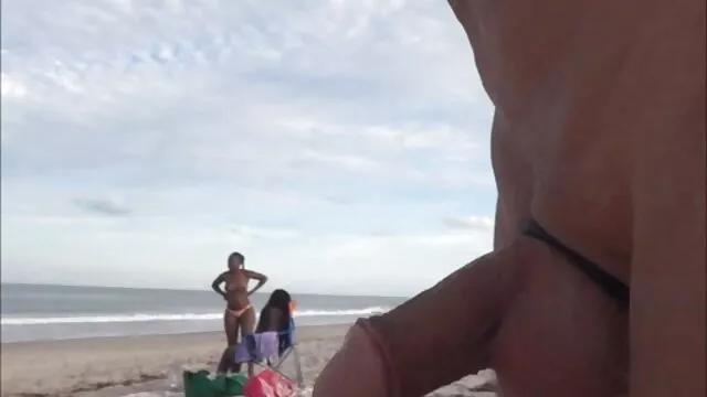 Plantureuse brune baise sur une table en bois à l'extérieur en anal video casting film porno