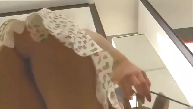 Une vidéo porno à regarder gratuitement chienne mature et excitée se baise avec un énorme gode noir