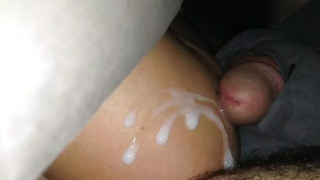 Une brune video x voyeurs aux cheveux bouclés baise bien et avale