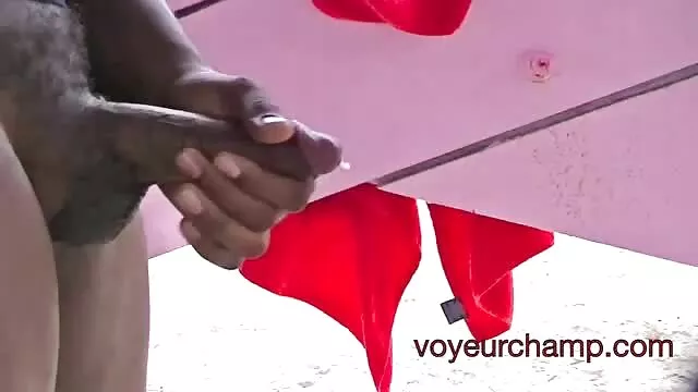 Les filles sucent une longue bite video film porno black et baisent