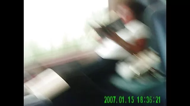 Avant de prendre quelques grosses bites, la chienne insère un vidéo lesbienne x plug dans son anal