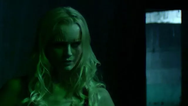 La blonde caresse sa chatte avec de l'argent à l'air frais video x extrait