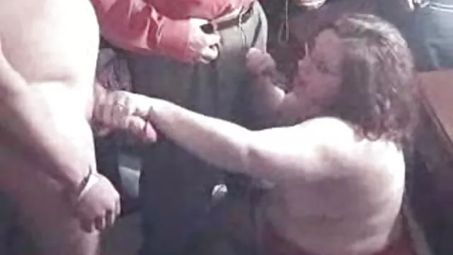 Léchant la chatte rasée de sa femme, le mari sort son gros pénis et le donne dans sa bouche, la chienne sait comment travailler avec ses lèvres, ayant bien excité son mari, elle se film video porno x couche en écartant les jambes pour qu'il la baise grossièrement