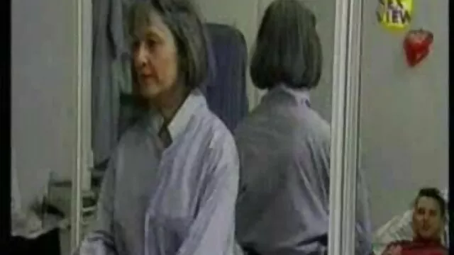 Une vidéo x pipe brune mature aux gros seins baise au bureau avec une employée mignonne
