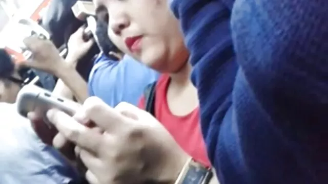 Une blonde aux formes magnifiques se baise avec un peigne vidéo x pipe