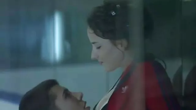 La brune Luna film x avec transexuel lèche la chatte de la jeune chienne Terry