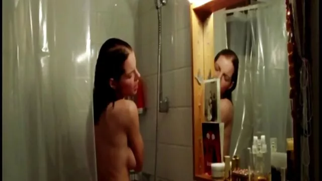 Une grosse bite explore les film porno avec des petites filles espaces anaux