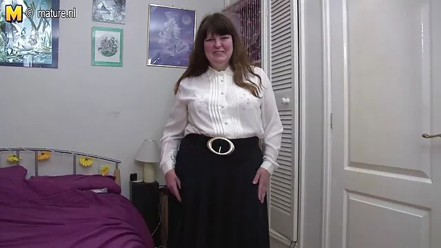 Plantureuse poussin a inséré un site porno gratuit video gode doré dans sa chatte