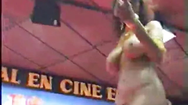 Beauté russe sautant sur une video x pornographique bite