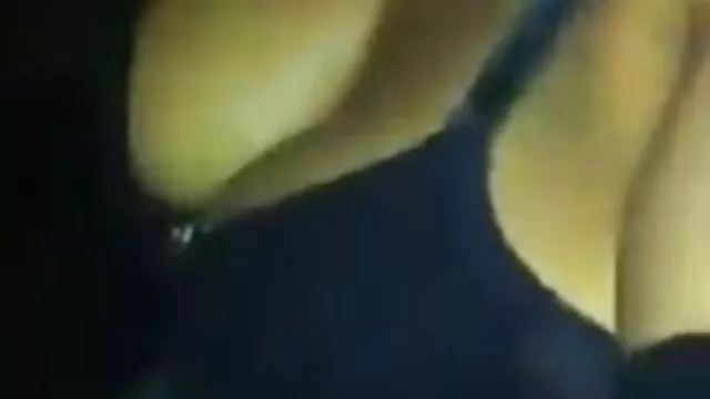 Un réalisateur brutal baise une jeune actrice dans un anal serré youtube video porno x