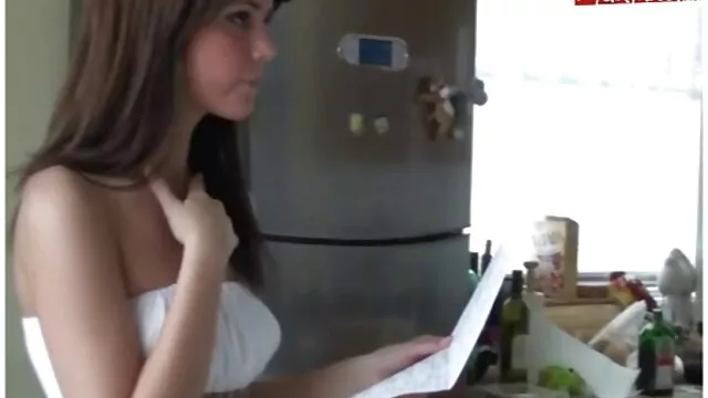 Un homme noir gonflé baise x video voyeur une brune sexy avec un anneau sur la lèvre