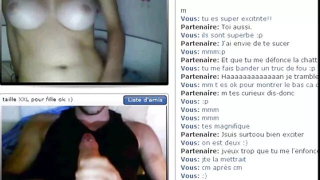 La brune se masturbe devant la caméra et est un extrait de video porno gratuit peu timide