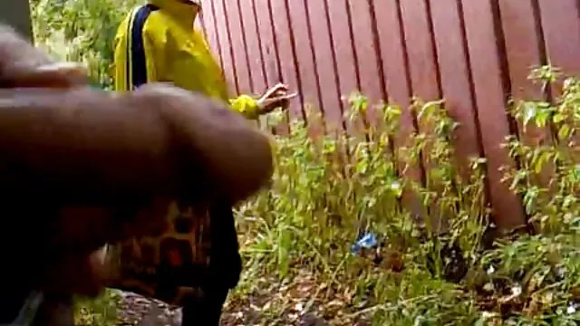 Deux amis sont excités et s'embrassent, leur victime est ligotée et suspendue au-dessus du lit. Ils viennent vers elle, une fille se couche sous la ligotée et commence à lui faire un cunnilingus, la seconde lui touche les film porno gratuit en vidéo seins et lui caresse le clitoris