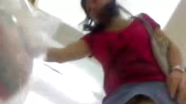 Un homme lubrique film video porno gratuit ligoté une bite et des couilles et baise la blonde Lyra Law
